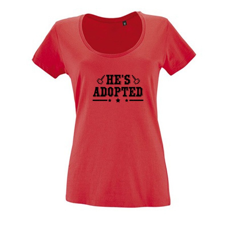 He’s adopted Női O Nyakú Póló