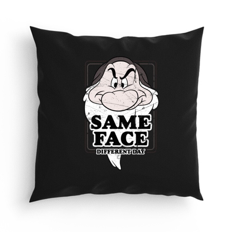 Same face different day Párna