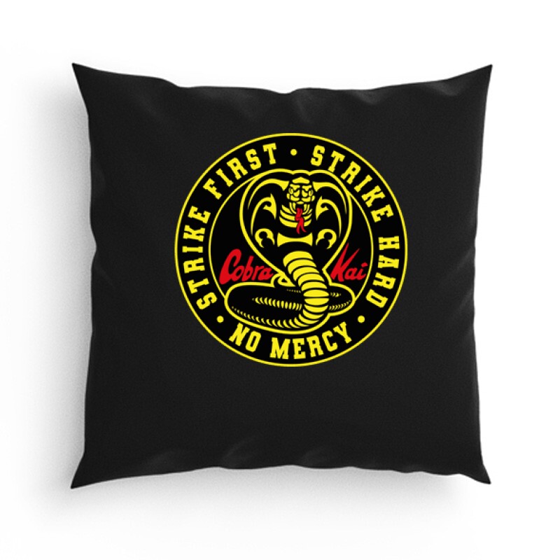 Cobra Kai logo slogen Párna