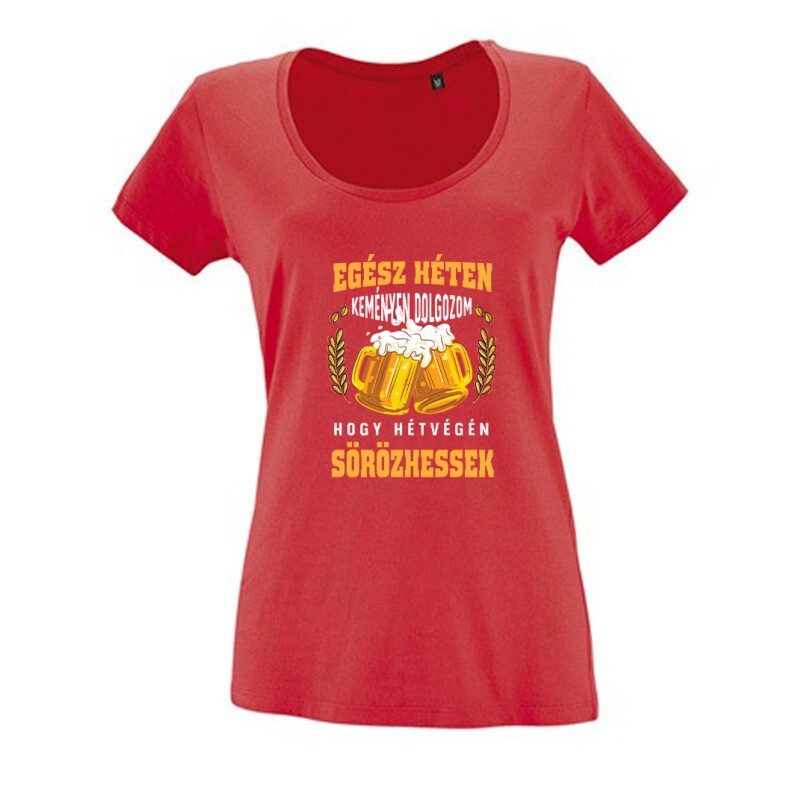 Keményen dolgozok hogy sörözhessek Női O Nyakú Póló
